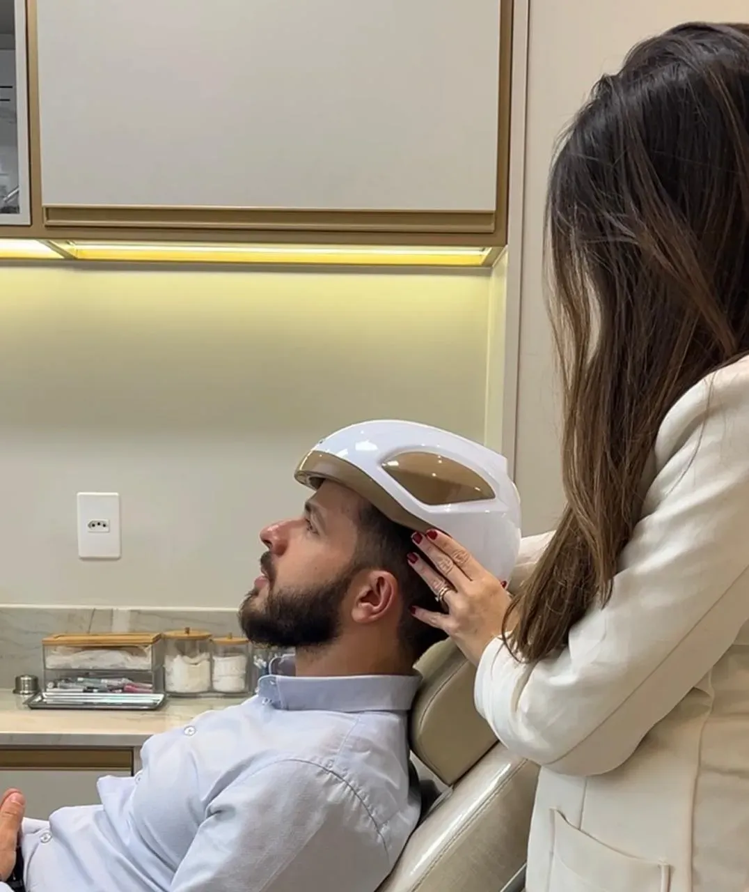 Dra. Louise com Capacete de LED